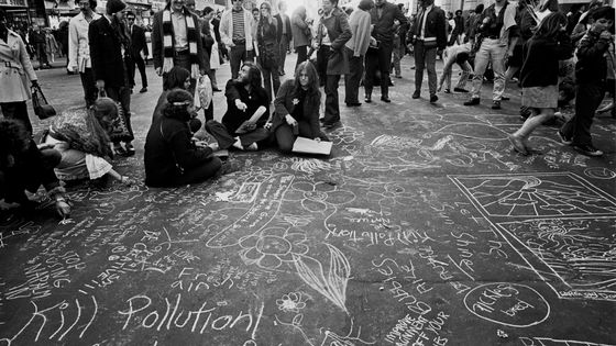 Au fil des alertes scientifiques, les mobilisations populaires se multiplient. Au First Earth Day, le 22 avril 1970, 20 millions de manifestants se rassemblent aux États-Unis. ©Getty - Santi Visalli