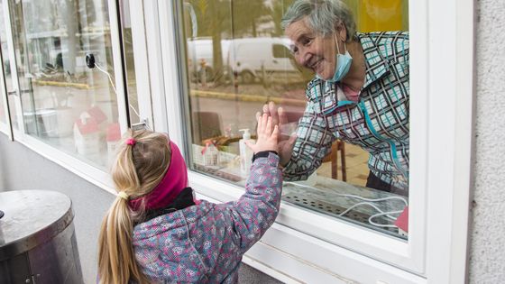 Une personne âgée et sa petite fille ©Getty - Luka Dakskobler/SOPA Images/LightRocket