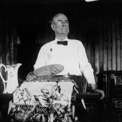 Le procureur antiévolutionniste William Jennings Bryan (1860-1925) dans une église méthodiste pendant le procès de Scopes. Il décède d'une hémorragie cérébrale peu après le procès (juillet 1925)