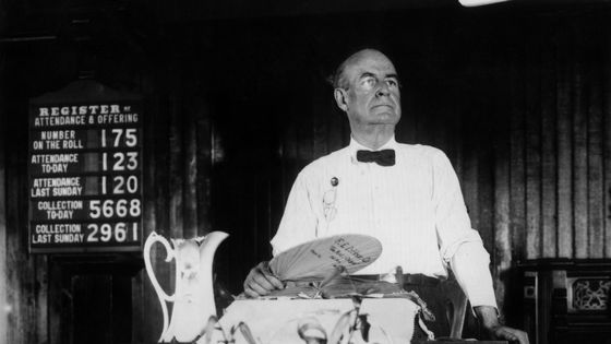 Le procureur antiévolutionniste William Jennings Bryan (1860-1925) dans une église méthodiste pendant le procès de Scopes. Il décède d'une hémorragie cérébrale peu après le procès (juillet 1925) ©Getty - Photo Hulton Archive/Getty Images