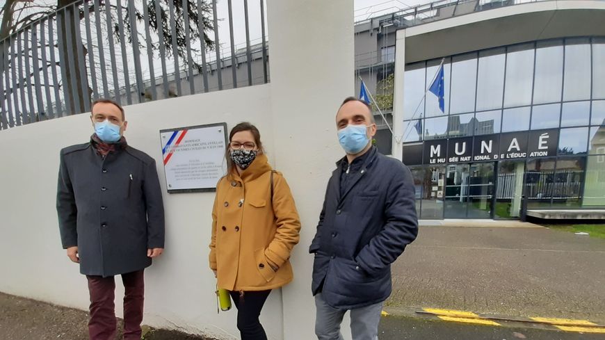 Jean-Louis Roussel, formateur à l'Education Nationale, Laura Slimani adjointe au maire de Rouen en charge du "débat des mémoires" et Nicolas Coutant responsable du Musée national de l'éducation