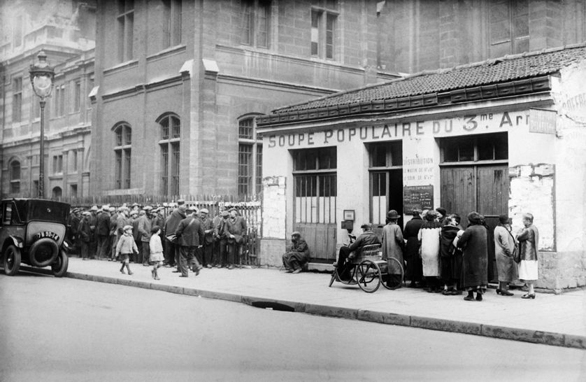 Photo prise en 1929 de Parisiens faisant la queue devant une soupe populaire rue Réaumur.