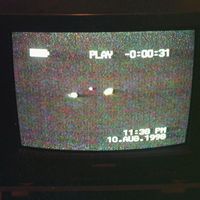 Vue d'un objet volant non identifié (OVNI) de forme triangulaire qui a été filmé par deux vidéastes amateurs dans la nuit du 10 au 11 août 1998.