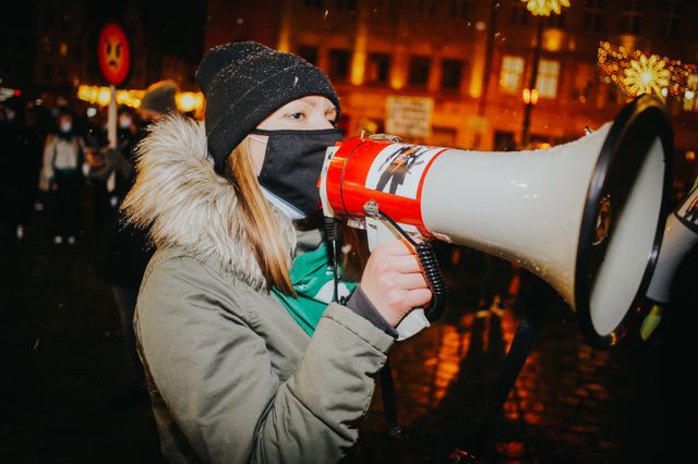 Protestujący przeciwko zakonowi zgromadzili się w kilku miastach w całym kraju przez trzy kolejne noce w ostatnią środę i piątek.