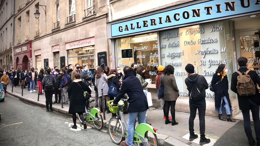 La Galleria continua est ouverte même en temps de Covid et le public semble apprécier si l'on en crois la file d'attente à l'entrée
