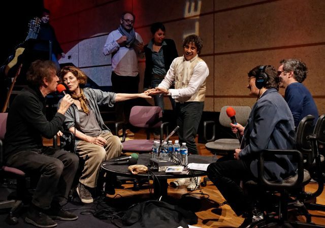 Le Pont des artistes réunissant autour d'Alain Souchon Jane Birkin, Laurent Voulzy, Jeanne Cherhal, Vincent Delerm, Louis et Mathieu Chedid