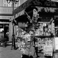 Un kiosque à journaux dans le quartier du Panier à Marseille, en France (1977)