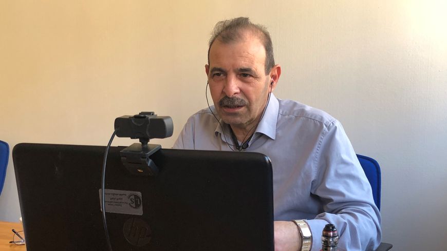 Anwar al-Bunni a crée le "Centre syrien d’études et de recherches juridiques" à Berlin d'où il mène, avec seulement deux collègues, eux aussi réfugiés syriens, la lutte contre l'impunité