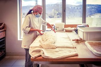 Bérengère Barjou, ex avocate spéciliste des fusions-acquisitions apprend la boulangerie pour créer un fournil bio en Rhône-Alpes Bérengère Barjou, ex avocate spéciliste des fusions-acquisitions apprend la boulangerie pour créer un fournil bio en Rhône-Alpes