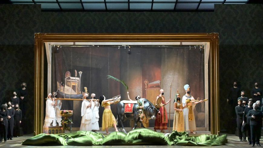 Verdi, Aïda – mise-en-scène Lotte de Beer, direction musicale Michele Mariotti : tableau animé d'après La procession du boeuf Apis de Frederick Arthur Brigdman & le Choeur de l'Opéra national de Paris
