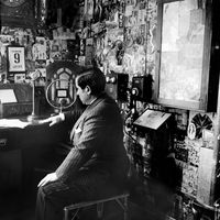 El escritor Ramón Gómez de la Serna en su estudio, réplica del famoso " torreón" de la calle Velázquez. (9/02/1939, Argentine)