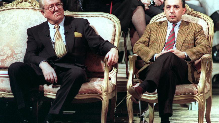 Jean-Marie Le Pen et Bruno Mégret le 11 février 1993 dans un meeting électoral à Toulon.