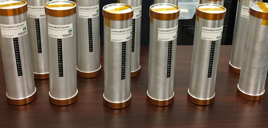 Les 12 bouteilles de vin ont été transvasés dans des contenants adaptés à l’espace