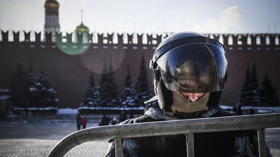 À Moscou, le 7 février 2021, patrouille de la police anti-émeute pour empêcher d'éventuelles manifestations de soutien au chef de l'opposition emprisonné dans le centre-ville de Moscou, Alexei Navalny ©AFP - Alexander NEMENOV