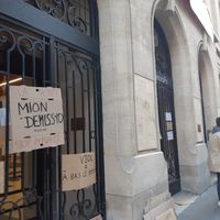 Devant Sciences Po Paris, des étudiants ont accroché des pancartes appelant à la démission de Frédéric Mion, le directeur. Paris, le 7 janvier 2021.