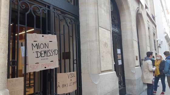Devant Sciences Po Paris, des étudiants ont accroché des pancartes appelant à la démission de Frédéric Mion, le directeur. Paris, le 7 janvier 2021. ©Radio France - Rémi Brancato