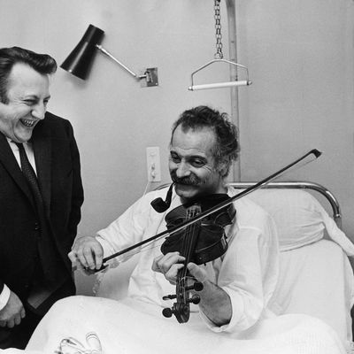 Georges Brassens en compagnie de Raymond Devos (1967)