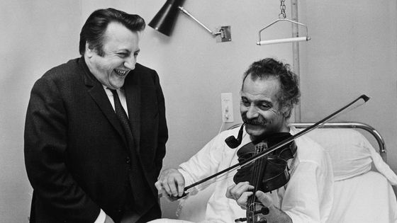 Georges Brassens en compagnie de Raymond Devos (1967) ©Getty - André Lefebvre