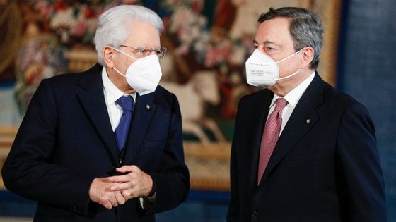 Mario Draghi (à droite) a prêté serment en présence du Président italien Sergio Mattarella (à gauche). ©AFP - GUGLIELMO MANGIAPANE / POOL / AFP