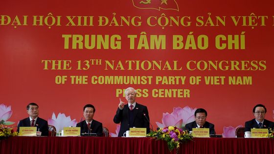Le nouveau secrétaire général du Parti Communiste Vietnamien Nguyen Phu Trong (au c.) lors d'une conférence de presse à l'issue du 13e congrès du Parti communiste vietnamien à Hanoi, le 1er février 2021. ©AFP - Nhac NGUYEN