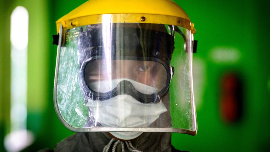 Un soldat thaïlandais portant un équipement de protection individuelle (EPI) désinfecte une école pour lutter contre la propagation du coronavirus Covid-19 à Bangkok le 28 janvier 2021, avant la réouverture de l'école le 1er février.