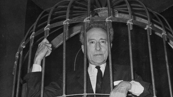 Jean Cocteau sur le lieu de répétition de sa pièce "Théâtre Forain" (1961) ©Getty - Keystone/Hulton Archive
