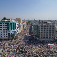 Manifestation monstre lundi 22 février à Rangoon, plus massive encore que les jours précédents, pour réclamer le retour de la démocratie et la libération d’Aung San Suu Kyi, placée en résidence surveillée.