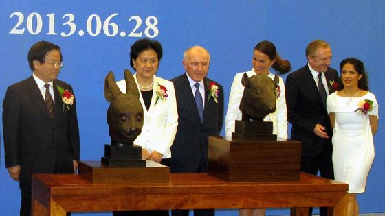 28/06/2013. Cérémonie de restitution à la Chine d'une tête de rat et d'une tête de lapin en bronze pillées par les forces alliées anglo-françaises pendant la Seconde Guerre de l'Opium en 1860. ©AFP