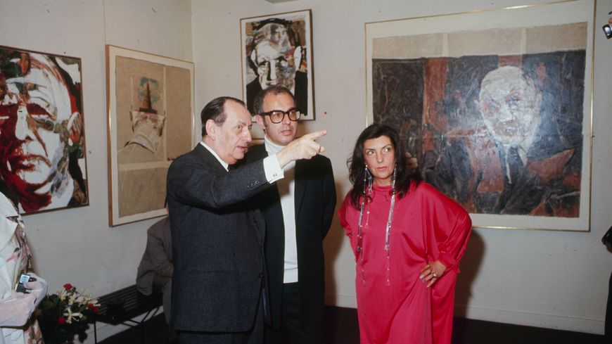La galeriste Iris Clert, en compagnie du ministre des Affaires culturelles André Malraux et du peintre suisse Boris Vansier, à Paris, en 1969.