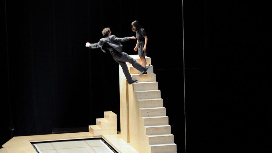 Le chorégraphe et danseur Yoann Bourgeois et la danseuse Marie Fonte dans le spectacle "L'Art de la fugue" à la MC2 de Grenoble ; 2011.