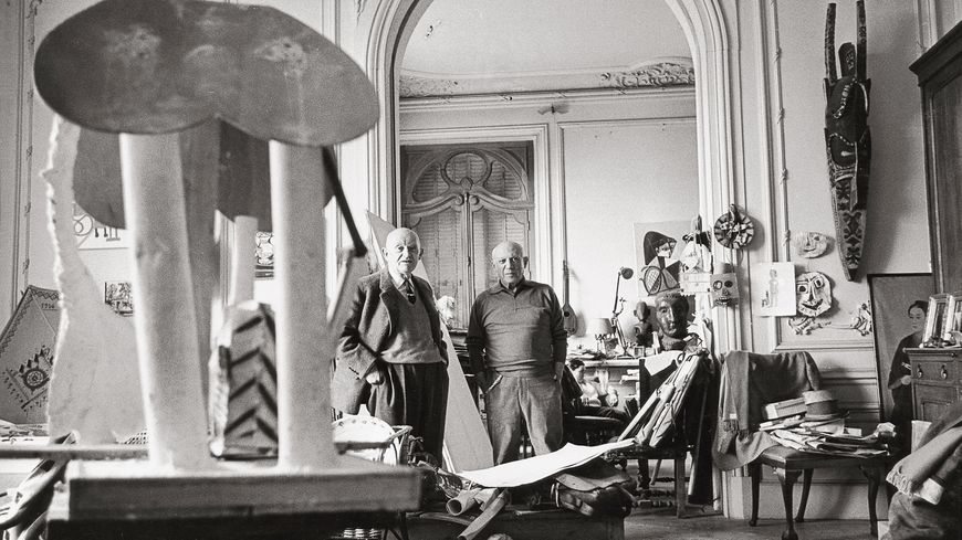 Pablo Picasso avec le galeriste Daniel-Henry Kahnweiler dans la villa La Californie, à Cannes, en 1957