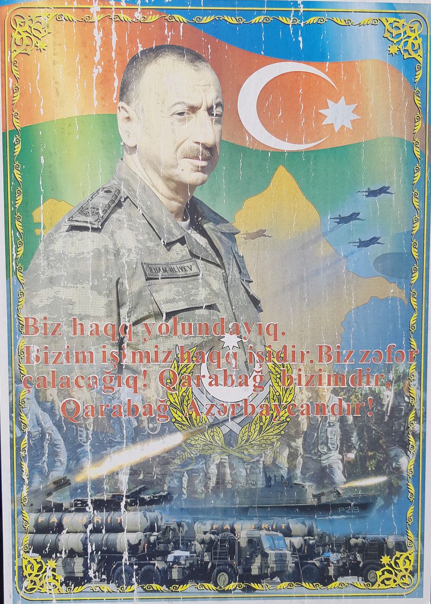 "Nous sommes sur la bonne route, ce qu'on fait est juste. Le Karabakh, c'est l'Azerbaïdjan" dit cette affiche qui représente le président Aliyev qualifié de commandant suprême victorieux par les médias officiels.
