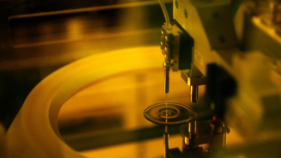 Lithogravure chimique dans l'usine allemande X-Fab de Corbeil-Essonnes rachetée au français Altis en 2016. L'Europe n'est présente que sur 10 % du marché des puces électroniques, 90 % des circuits imprimés sont fabriqués dans les fonderies d'Asie. ©AFP - Thomas Samson