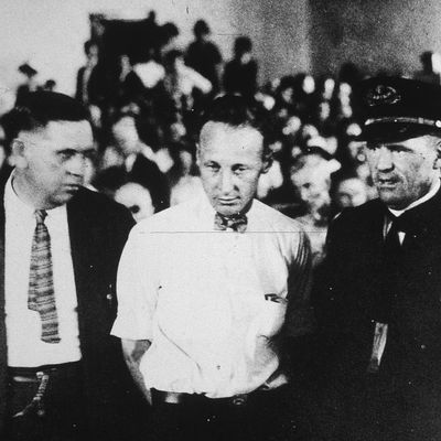 L'enseignant John Thomas Scopes (1900-1970, 2ème à partir de la gauche) dans la salle d'audience pendant son procès pour avoir enseigné la théorie de l'évolution de Darwin (Dayton, Tennessee, 1925)