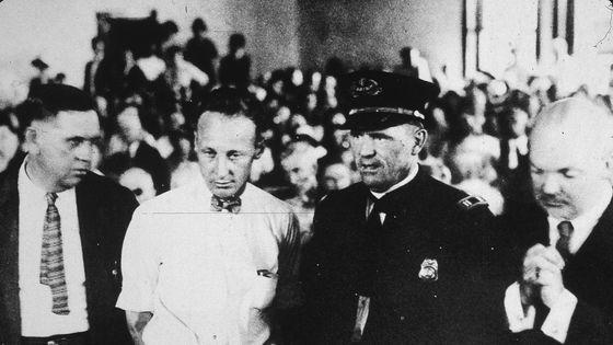 L'enseignant John Thomas Scopes (1900-1970, 2ème à partir de la gauche) dans la salle d'audience pendant son procès pour avoir enseigné la théorie de l'évolution de Darwin (Dayton, Tennessee, 1925) ©Getty - Photo de Hulton Archive/Getty Images