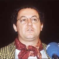 Le comédien et humoriste Coluche annonce lors d'une conférence de presse, le 30 octobre 1980 au théâtre du Gymnase-Marie Bell, sa candidature à l'élection présidentielle de mai 1981.
