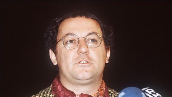 Le comédien et humoriste Coluche annonce lors d'une conférence de presse, le 30 octobre 1980 au théâtre du Gymnase-Marie Bell, sa candidature à l'élection présidentielle de mai 1981. ©AFP - MICHEL CLEMENT