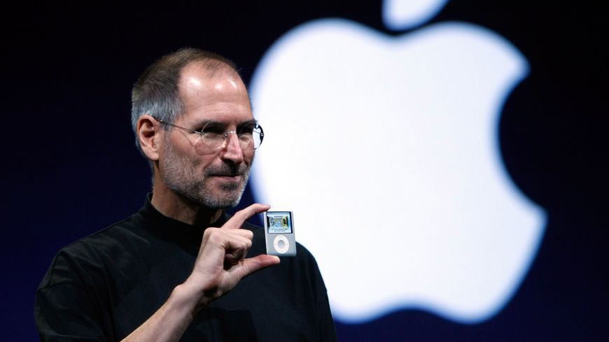 Steve Jobs, patron d'Apple, présente l'iPod Nano en 2007 à San Francisco.