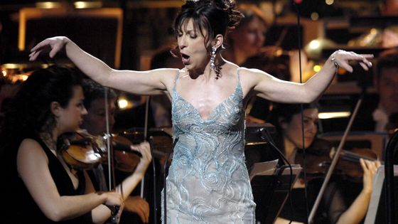Natalie Dessay chante "Glitter and Be Gay" de Bernstein aux 14e Victoires de la Musique Classique en 2007 ©AFP - STEPHANE DE SAKUTIN / AFP