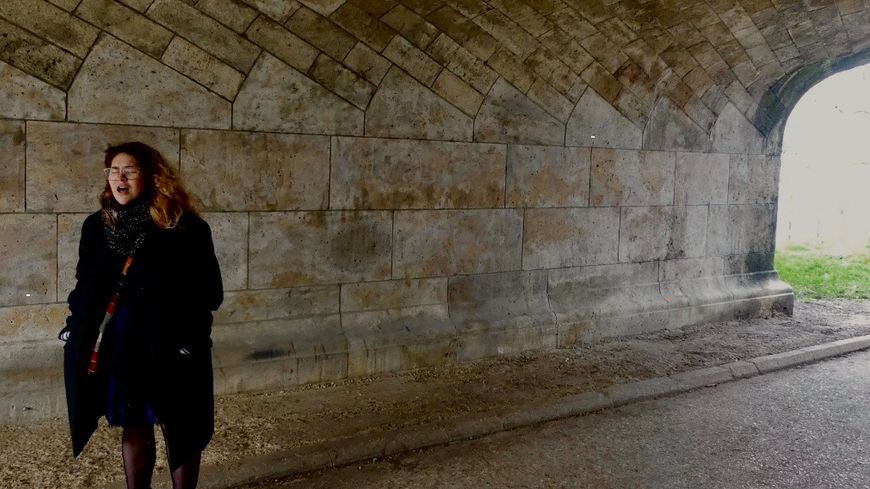 Le vibrato d'Isabelle résonne avec puissance, sous ce pont où passe le RER C.