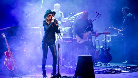 Melody Gardot pendant un concert à Barcelone sur la scène du Festival del Mil.lenni, 21 mars 2016. ©Getty - Jordi Vidal/Redferns