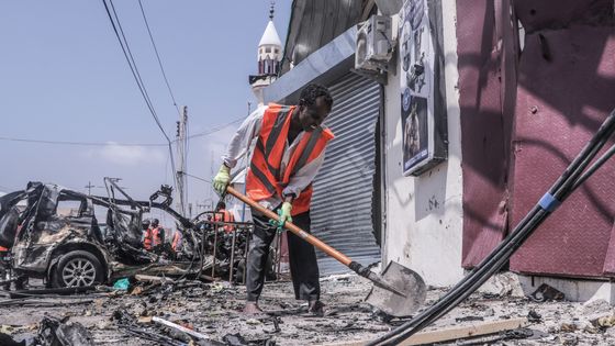 3 personnes ont été tuées et 8 personnes blessées par une attaque à la voiture piégée le 13 février 2021 dans la capitale somalienne Mogadiscio. ©AFP - Abdirazak Hussein FARAH