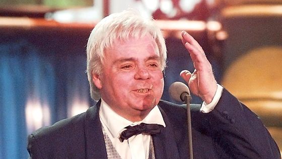 Herve Baslé pendant la cérémonie des 7 d'Or, le 30 mars 1998, récompensé de plusieurs prix pour la série "Entre Terre et Mer". ©AFP - Joël Saget