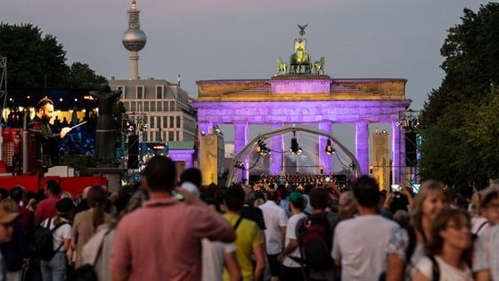 L'Orchestre philharmonique de Berlin et son chef Kirill Petrenko donnent un concert en plein air à la porte de Brandebourg le 24 août 2019 ©Getty - Paul Zinken/Picture alliance