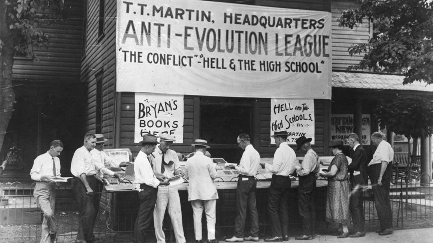 Stand vendant des livres anti-évolution pendant le procès de John Scotes à Dayton, Tennessee.