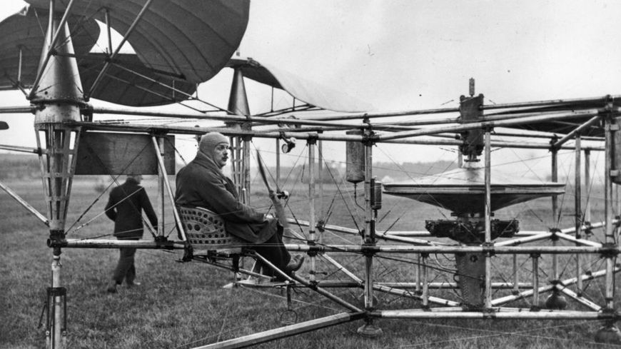 Etienne Oehmichen, en 1923, dans un de ses nombreux prototypes.