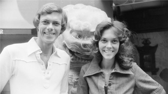 Karen et Richard Carpenter, The Carpenters, photographiés à l'extérieur du théatre chinois, Graumans, à Hollywood, Los Angeles, Californie, USA, le 19 juillet 1976 ©Getty - Kent Gavin/Mirrorpix/Getty Images