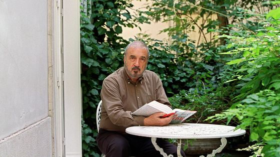 Jean-Claude Carrière (17 septembre 1931- 8 février 2021) en septembre 2001 chez lui à Paris. ©AFP - Jean-Pierre Muller
