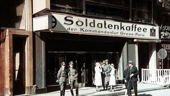 Soldats de la Wehrmacht devant le café de la Kommandantur de Paris, 1943 ©Getty - Galerie Bilderwelt