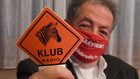 Andras Arato, président de la station de radio hongroise indépendante Klubradio, à Budapest, le 9 février 2021 ©AFP - ATTILA KISBENEDEK